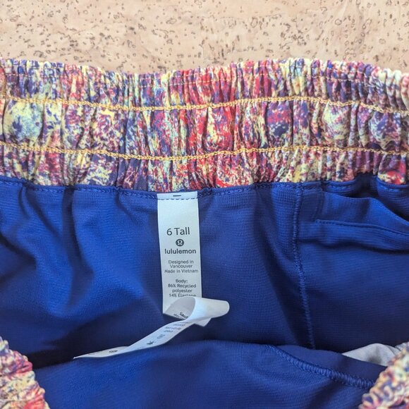 Size 6 Tall hotty shorts nwt Lululemon - Picture 2 of 2